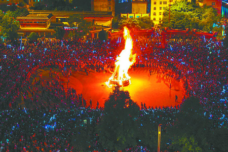 火把燃起狂欢热情