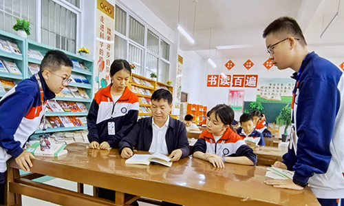 ——记易门县方屯中学党总支副书记、校长杨培荣.jpg ——记易门县方屯中学党总支副书记、校长杨培荣.jpg