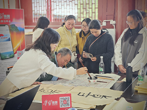 农人研墨习书画 乡土文明润精神.jpg 农人研墨习书画 乡土文明润精神.jpg